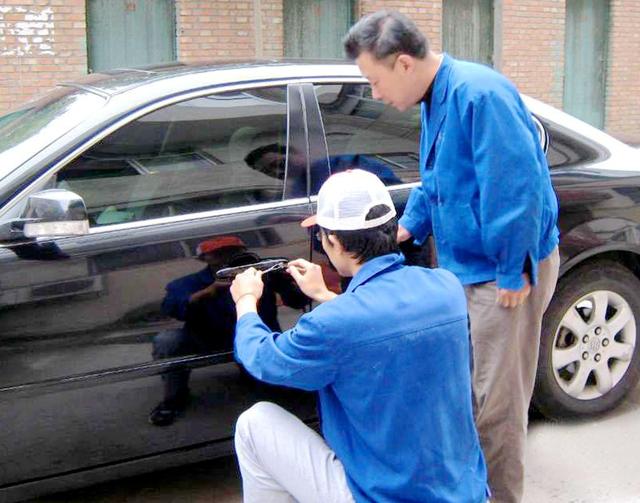 榆林汽车钥匙丢在车里面怎么办?
